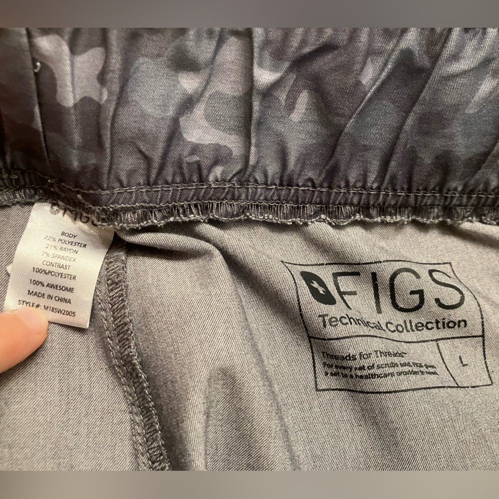 Figs Men’s Scrub Set Graphite Large Camo Detail - Picture 2 of 2